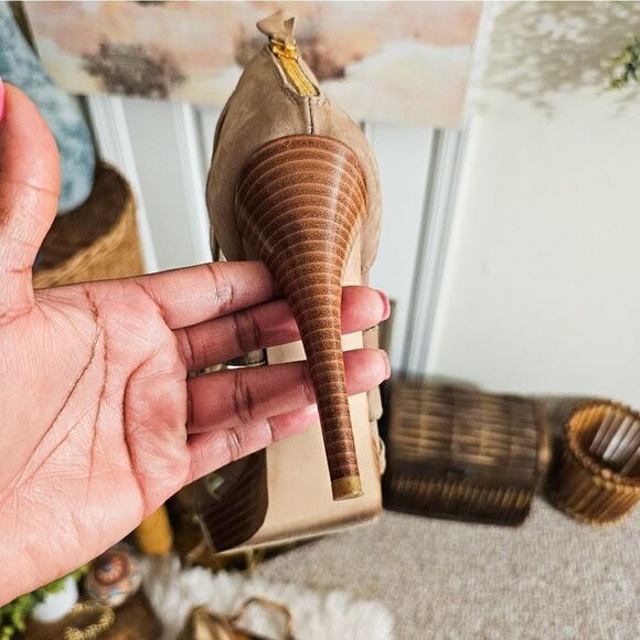 Designer Stuart Weitzman Suede Laser Cutout Detail Party Heels. - Picture 7 of 15